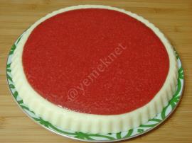 Çilek Soslu İrmik Tatlısı