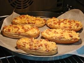 Fırında Peynirli Sucuklu Ekmek