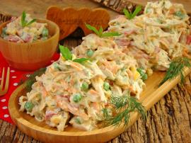 Hem Lezzetli Hem Pratik Hem De Doyurucu : Garnitürlü Tavuk Salatası