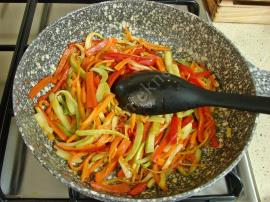 Yoğurtlu Sebzeli Erişte Salatası