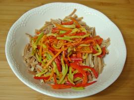 Yoğurtlu Sebzeli Erişte Salatası