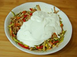 Yoğurtlu Sebzeli Erişte Salatası