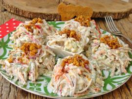 Yoğurtlu Sebzeli Erişte Salatası