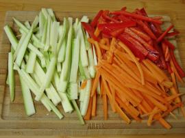 Yoğurtlu Sebzeli Erişte Salatası