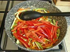 Yoğurtlu Sebzeli Erişte Salatası