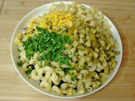 Mor Lahanalı Makarna Salatası