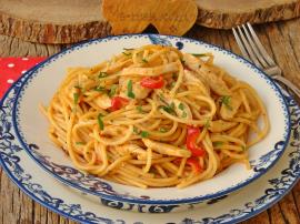 Sosuyla Pişen Tavuklu Makarna