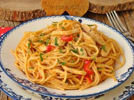 Sosuyla Pişen Tavuklu Makarna