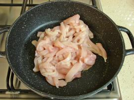 Sosuyla Pişen Tavuklu Makarna