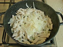 Sosuyla Pişen Tavuklu Makarna