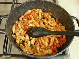 Sosuyla Pişen Tavuklu Makarna