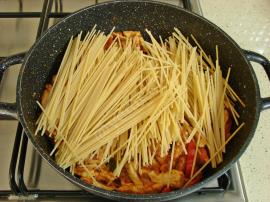 Sosuyla Pişen Tavuklu Makarna