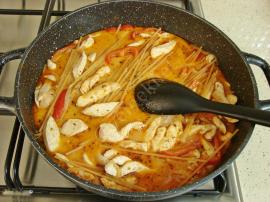 Sosuyla Pişen Tavuklu Makarna