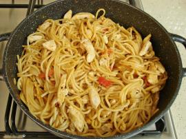 Sosuyla Pişen Tavuklu Makarna