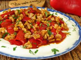 Yoğurtlu Kırmızı Biber Salatası