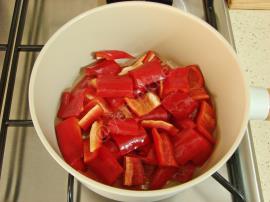 Yoğurtlu Kırmızı Biber Salatası