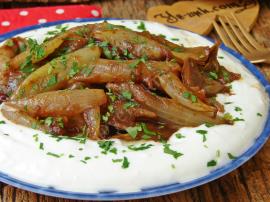 Yoğurtlu Karamelize Soğan Mezesi