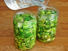 Kaynar Suyla Acı Biber Turşusu