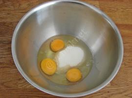 Karamelli Şeftalili Kek