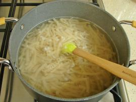 Erişteli Nohutlu Salata