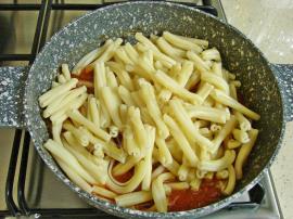 Domatesli Fesleğenli Makarna