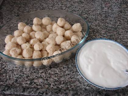 Bulgur Köftesi (Yoğurt Soslu)