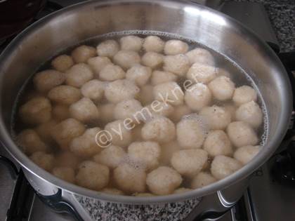 Bulgur Köftesi (Yoğurt Soslu)