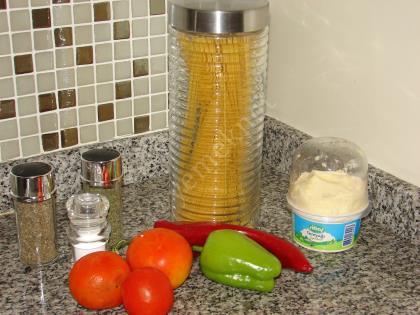 Fesleğenli Domates Soslu Makarna (Spagetti)