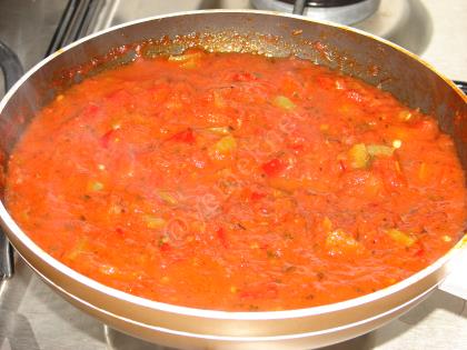 Fesleğenli Domates Soslu Makarna (Spagetti)