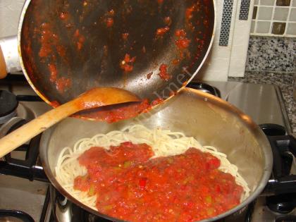 Fesleğenli Domates Soslu Makarna (Spagetti)