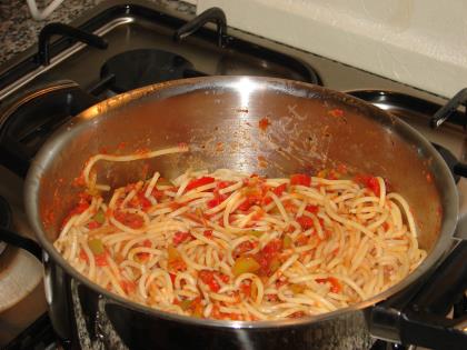 Fesleğenli Domates Soslu Makarna (Spagetti)