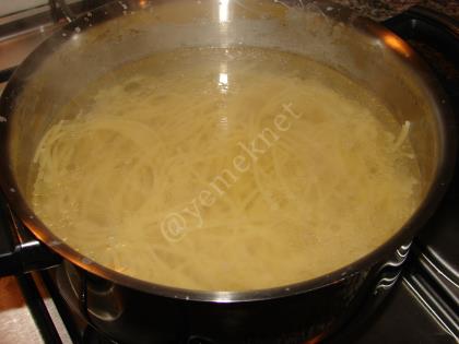 Fesleğenli Domates Soslu Makarna (Spagetti)