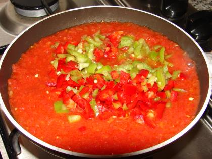 Fesleğenli Domates Soslu Makarna (Spagetti)