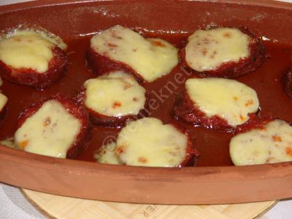 Güveçte Kaşarlı Sucuk