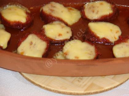 Güveçte Kaşarlı Sucuk