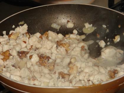 Güveçte Kremalı Tavuk Dolması (Ceviz, Badem ve Çam Fıstıklı)