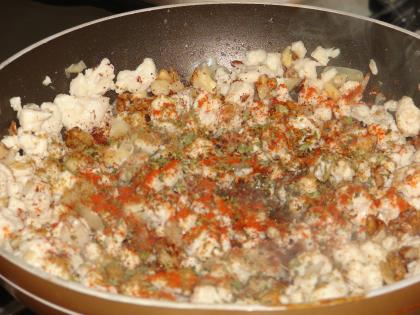 Güveçte Kremalı Tavuk Dolması (Ceviz, Badem ve Çam Fıstıklı)