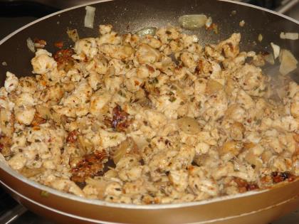 Güveçte Kremalı Tavuk Dolması (Ceviz, Badem ve Çam Fıstıklı)