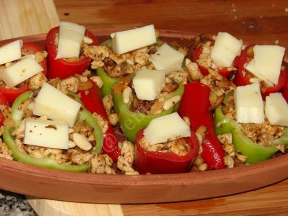 Güveçte Kremalı Tavuk Dolması (Ceviz, Badem ve Çam Fıstıklı)