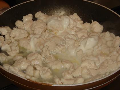 Güveçte Kremalı Tavuk Dolması (Ceviz, Badem ve Çam Fıstıklı)