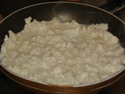 Güveçte Kremalı Tavuk Dolması (Ceviz, Badem ve Çam Fıstıklı)