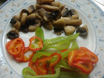 İtalyan Omlet (Dolmalık Biberli, Mantarlı ve Çörek Otlu)