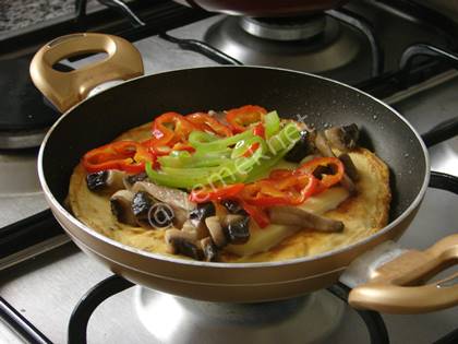 İtalyan Omlet (Dolmalık Biberli, Mantarlı ve Çörek Otlu)