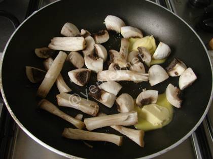 İtalyan Omlet (Dolmalık Biberli, Mantarlı ve Çörek Otlu)