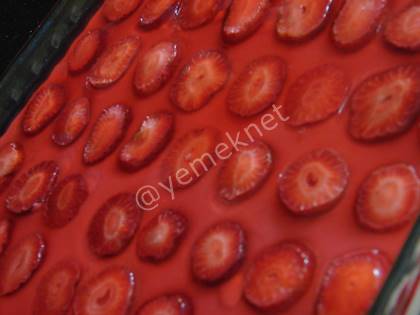 Kedidilli Çilekli Muhallebi