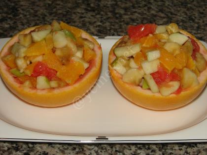 Kremalı Meyve Salatası (Greyfurt Çanağında)