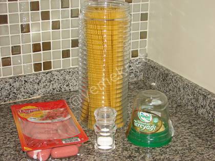 Spagetti Çubuklarında Sosisli Makarna