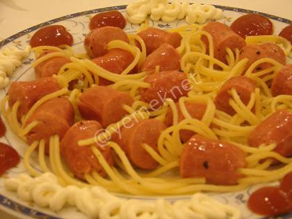 Spagetti Çubuklarında Sosisli Makarna