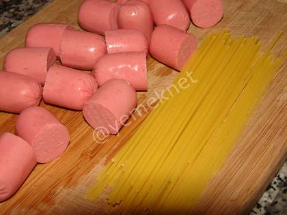Spagetti Çubuklarında Sosisli Makarna