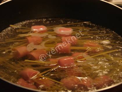 Spagetti Çubuklarında Sosisli Makarna